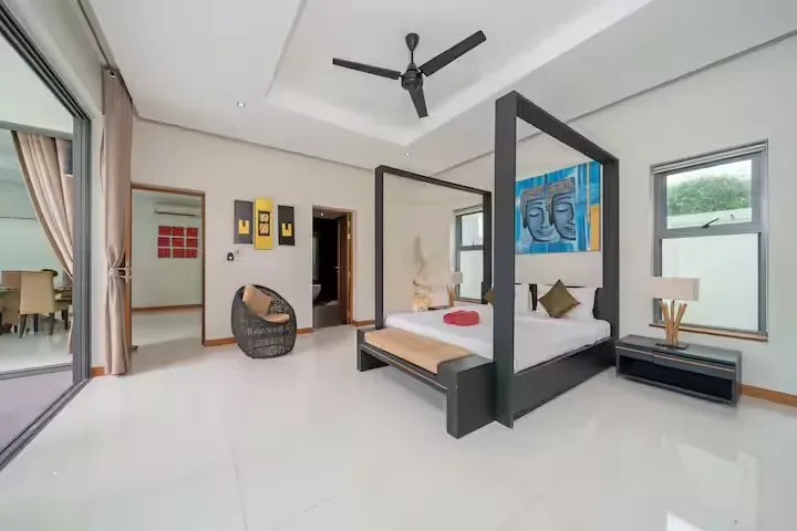 Baannaraya Villa, Най Харн — спальня с кроватью под каркасным балдахином