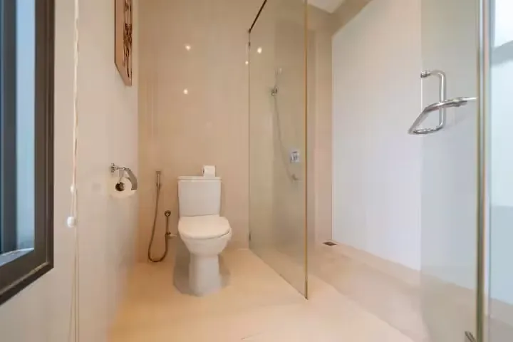 Baannaraya Villa, Най Харн — душевая со стеклянной перегородкой