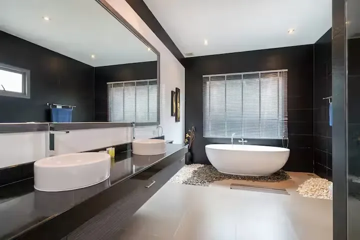 Baannaraya Villa, Най Харн — мастер-ванная с отдельно стоящей ванной на гальке