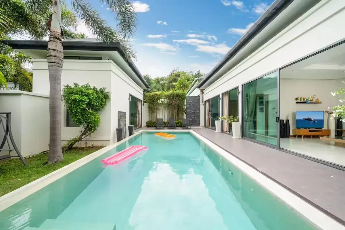 Baannaraya Villa, Най Харн — солёный бассейн вдоль корпуса виллы
