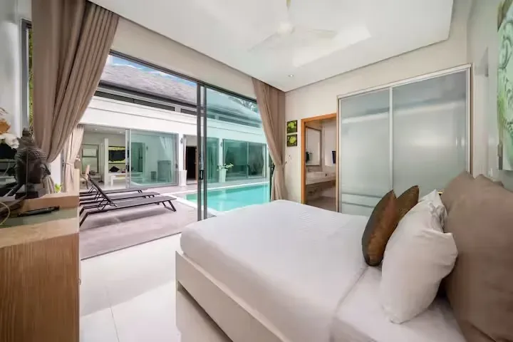 Baannaraya Villa, Най Харн — спальня с видом на бассейн