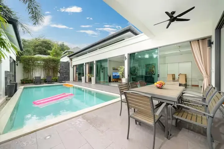 Baannaraya Villa, Най Харн — бассейн и терраса с обеденным столом