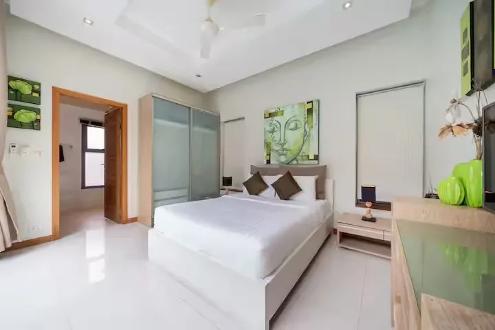 Baannaraya Villa, Най Харн — спальня с картиной и встроенным шкафом