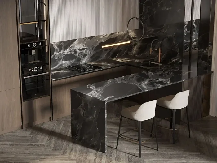 Кухня с чёрным мрамором и барной стойкой — Hennessy Residence, Карон