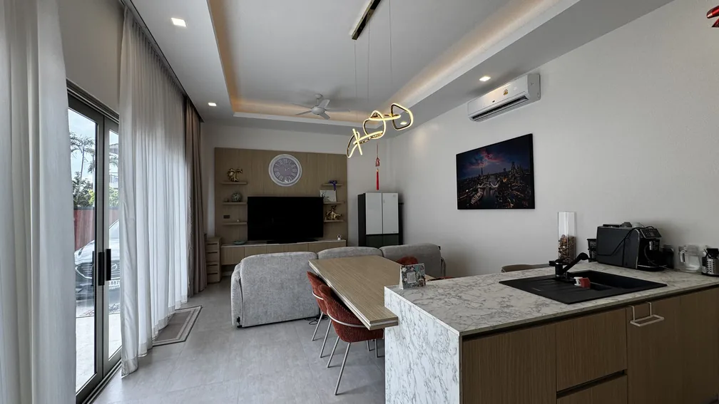 Kitchen with breakfast bar overlooking the living room — Ban Bua, Nai Harn