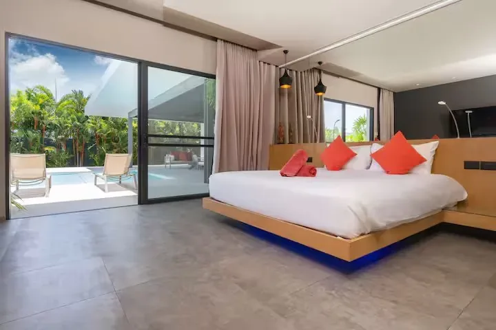 Mayacol Luxury Villa, Най Харн — спальня с панорамной дверью к бассейну