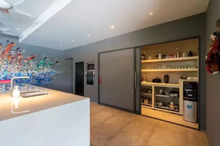 Mayacol Luxury Villa, Най Харн — кухня с островом и винным шкафом