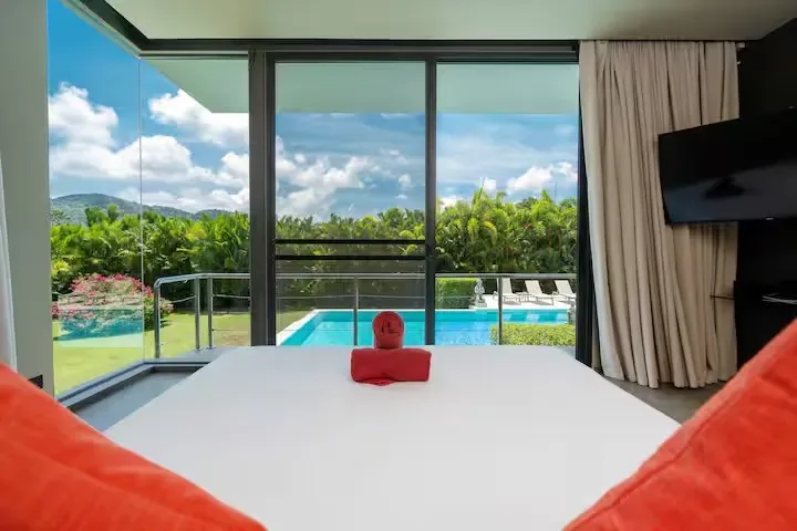 Mayacol Luxury Villa, Най Харн — спальня с видом на бассейн через панорамное окно