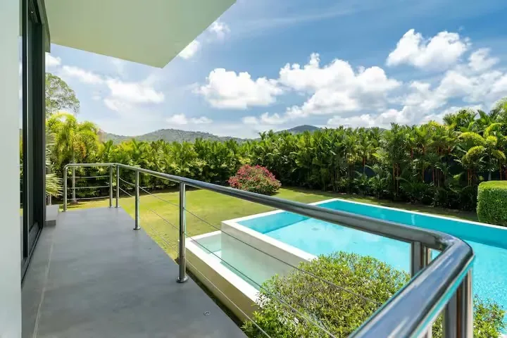 Mayacol Luxury Villa, Най Харн — балкон с видом на бассейн и сад