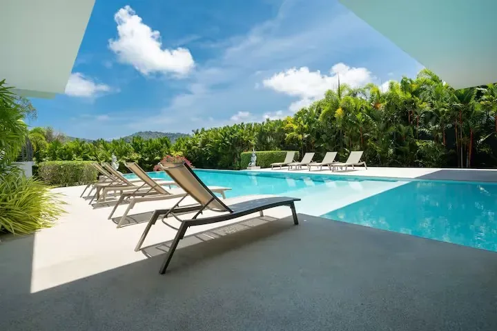 Mayacol Luxury Villa, Най Харн — шезлонги вдоль бассейна