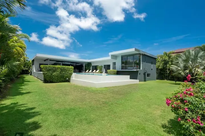 Mayacol Luxury Villa, Най Харн — газон и фасад виллы