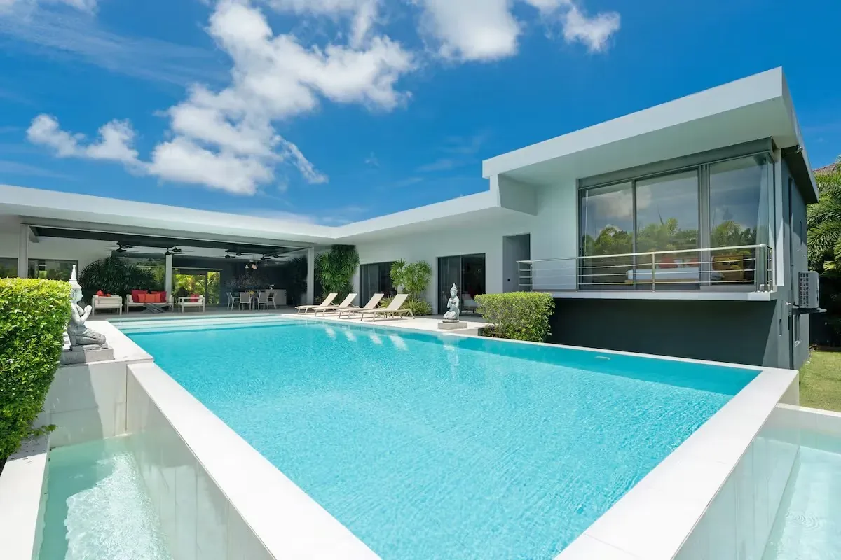 Mayacol Luxury Villa, Най Харн — бассейн и вилла, общий план