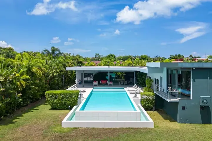 Mayacol Luxury Villa, Най Харн — вилла и бассейн с высоты