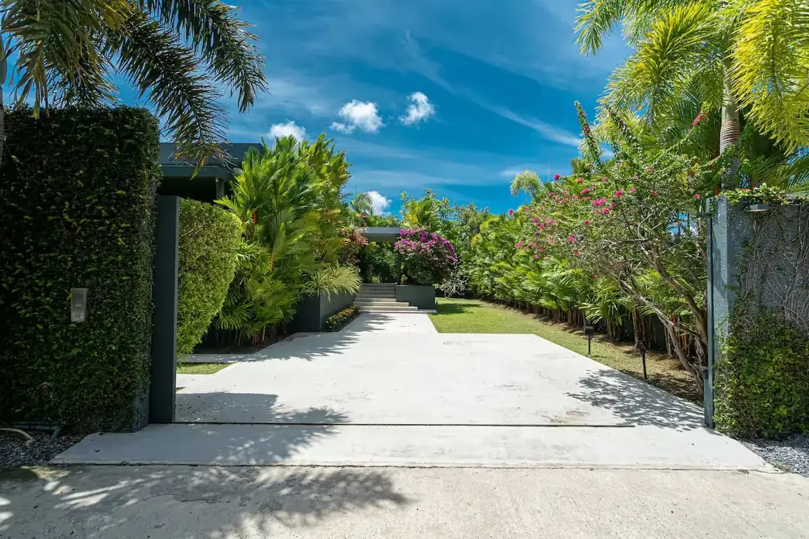 Mayacol Luxury Villa, Най Харн — ворота и въезд на участок