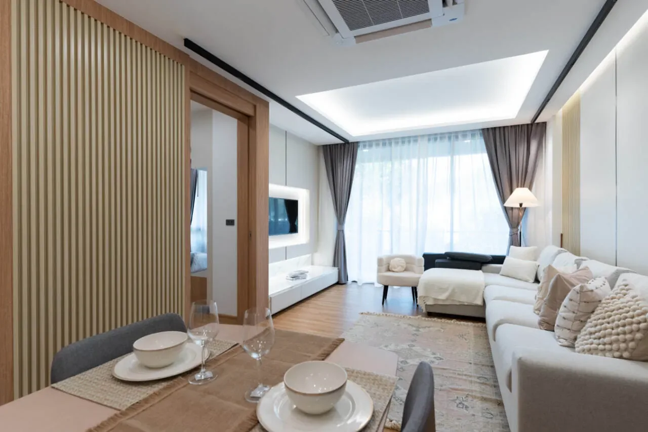 Апартаменты 2 спальни 90 м², ReLife Andaman — гостиная с обеденным столом и ТВ-зоной
