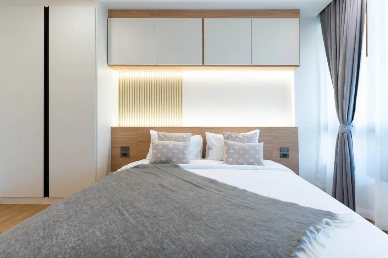 Апартаменты 2 спальни 90 м², ReLife Andaman — вторая спальня, кровать у окна