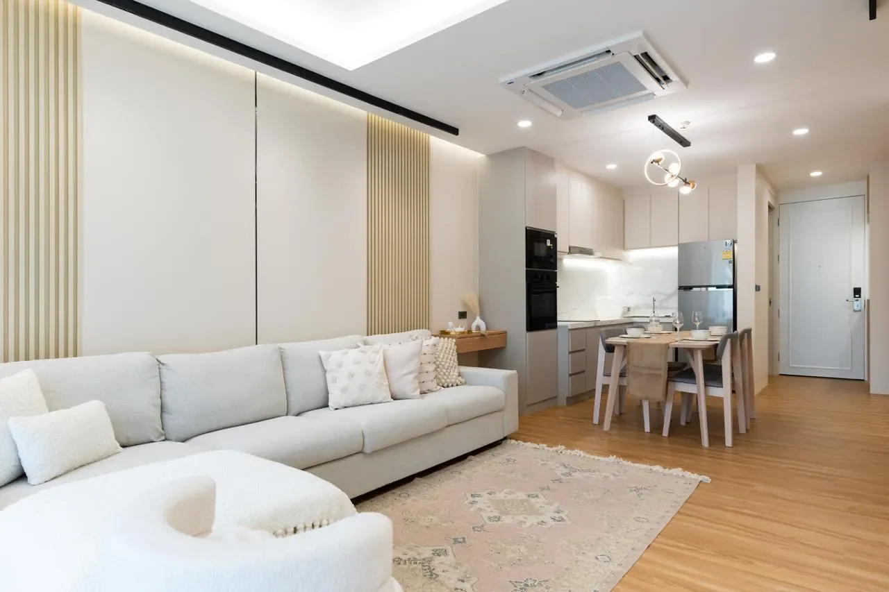 Апартаменты 2 спальни 90 м², ReLife Andaman — гостиная, общий план с кухней