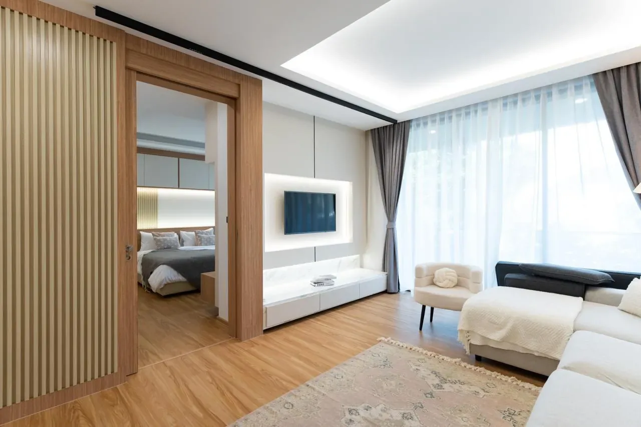 Апартаменты 2 спальни 90 м², ReLife Andaman — гостиная и вход в спальню