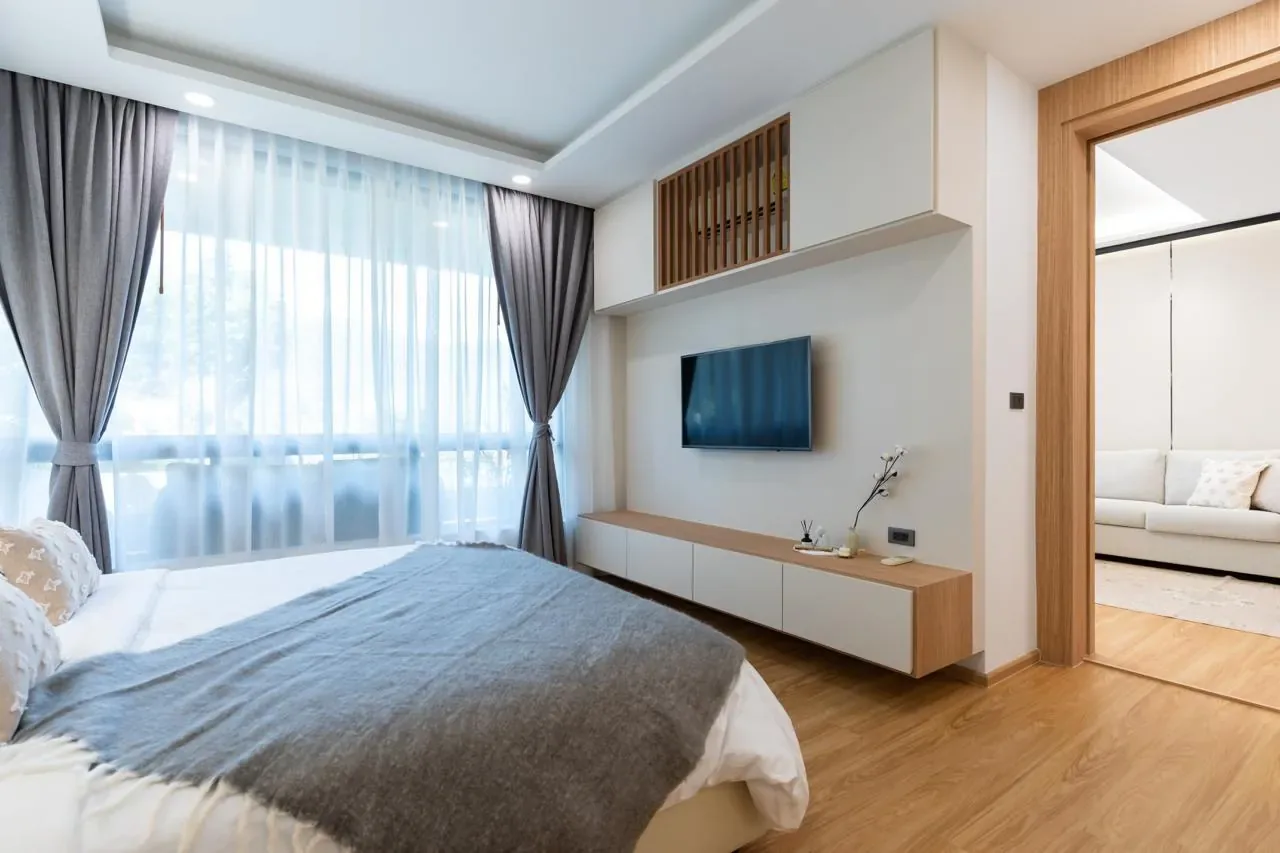 Апартаменты 2 спальни 90 м², ReLife Andaman — спальня с телевизором и выходом в гостиную