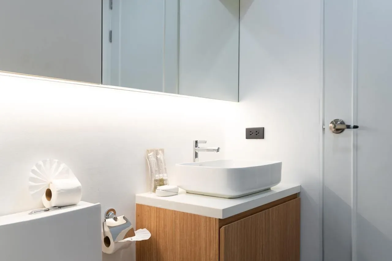 Апартаменты 2 спальни 90 м², ReLife Andaman — раковина с зеркалом в ванной