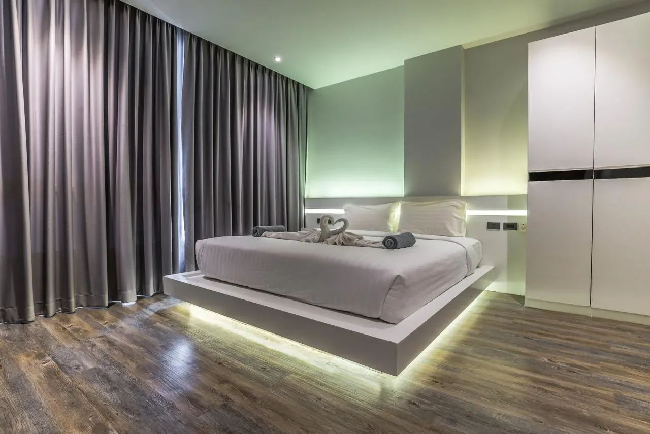 Апартаменты 2 спальни 70 м², ReLife Andaman — спальня с подсветкой и встроенным шкафом