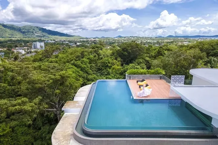 Pool View Duplex, Най Харн — панорамный бассейн на крыше с видом на горы