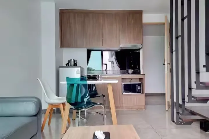 Pool View Duplex, Най Харн — обеденный стол и кухня с микроволновкой