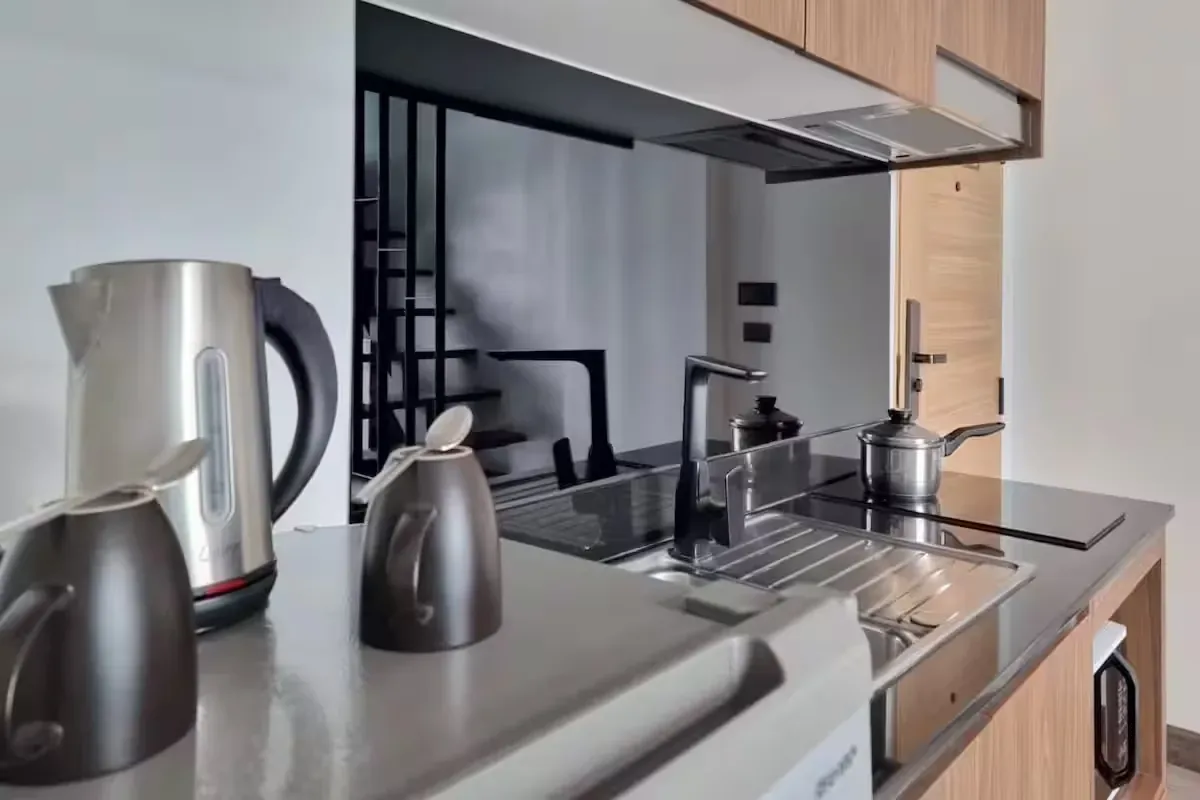 Pool View Duplex, Най Харн — кухонная столешница с чайником и плитой