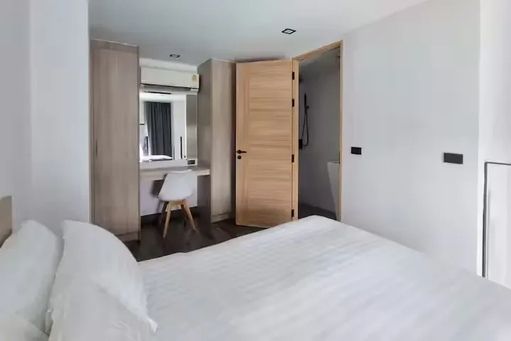 Pool View Duplex, Най Харн — спальня с рабочим столом и шкафом