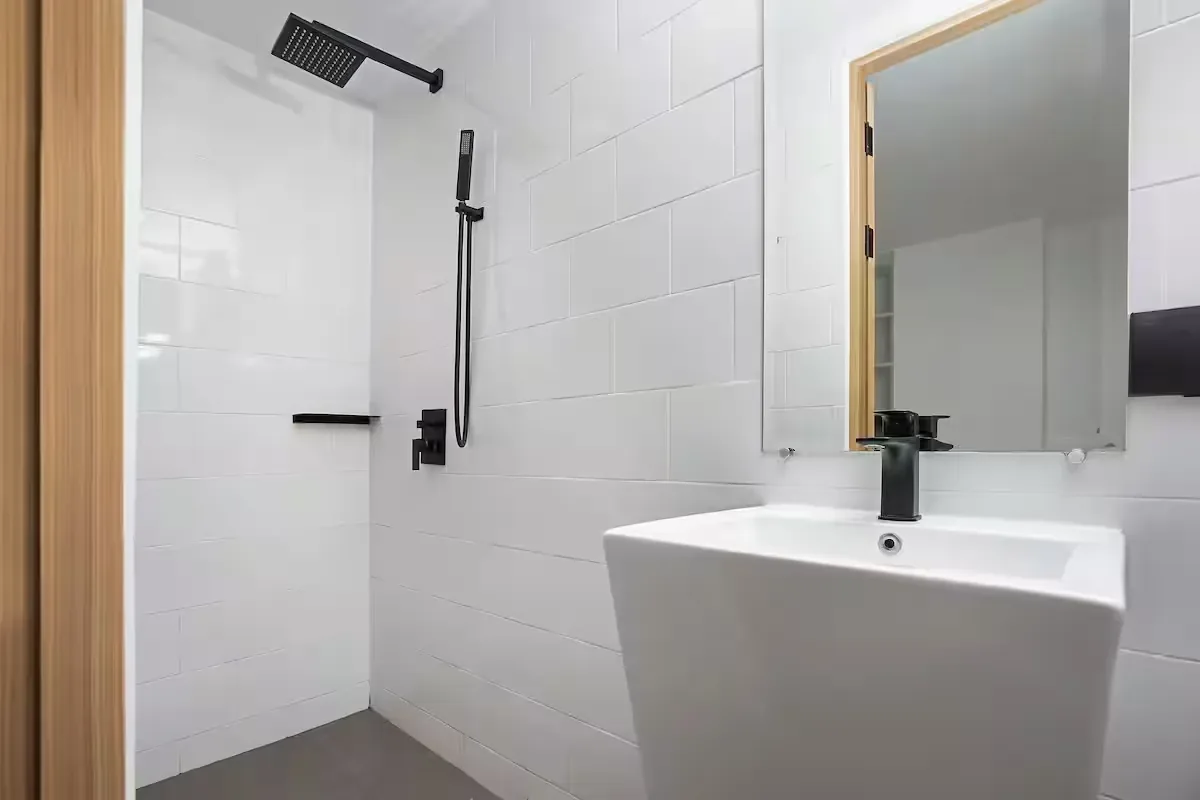 Pool View Duplex, Най Харн — душевая с чёрной сантехникой и раковиной