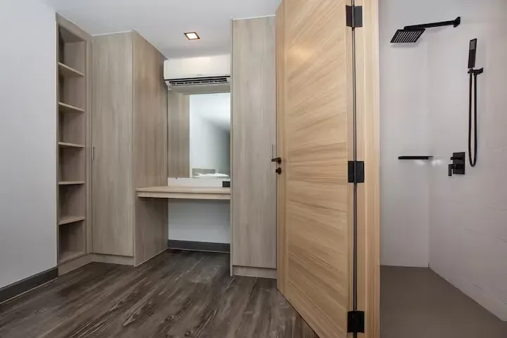 Pool View Duplex, Най Харн — гардеробная зона с зеркалом и рабочим столом
