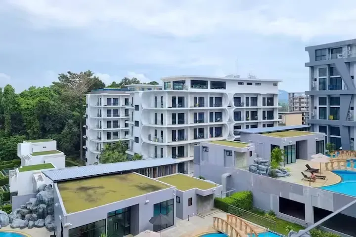 Pool View Duplex, Най Харн — белый корпус с балконами среди зелени