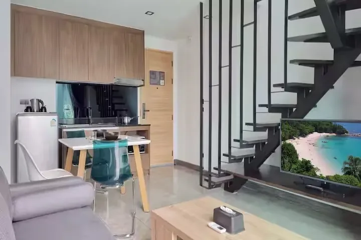 Pool View Duplex, Най Харн — кухня и лестница на второй уровень