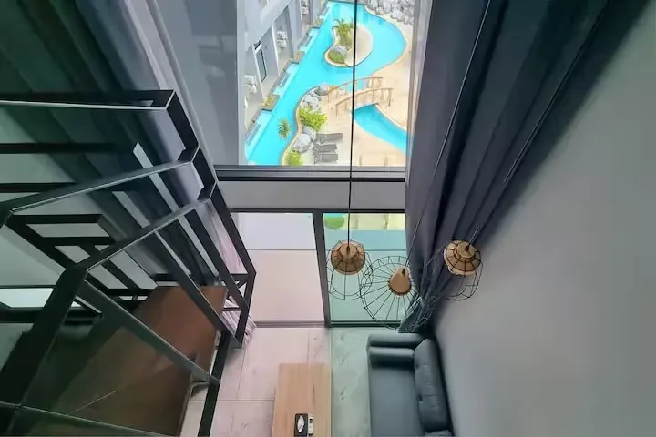 Pool View Duplex, Най Харн — вид со второго уровня на гостиную и бассейн