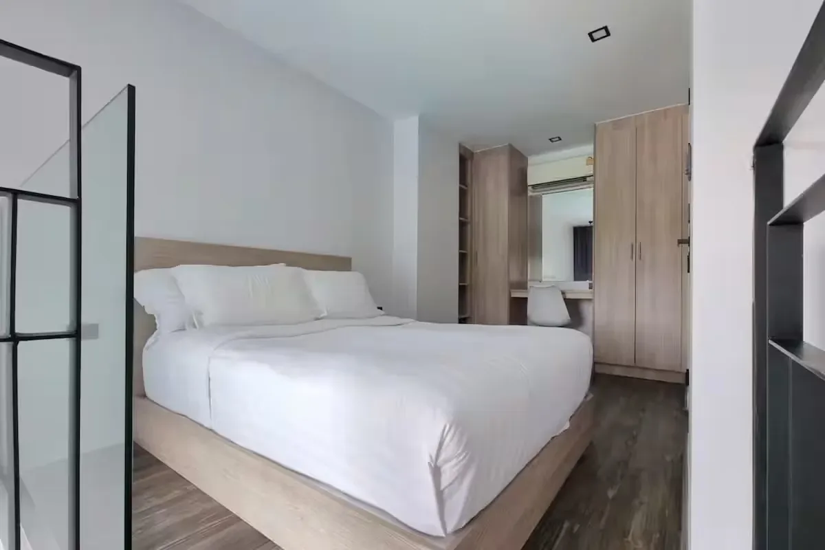 Pool View Duplex, Най Харн — спальня со стеклянной перегородкой и гардеробом