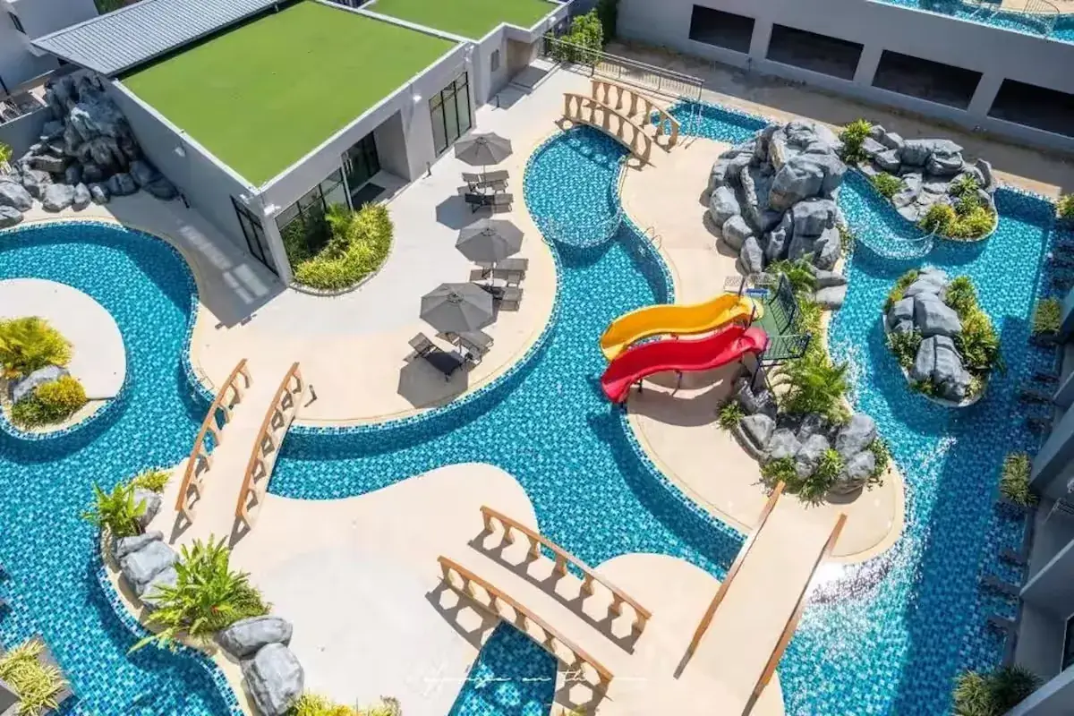 Pool View Duplex, Най Харн — лагунный бассейн с горкой сверху