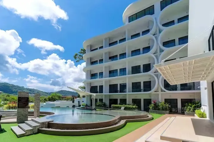 Pool View Duplex, Най Харн — фасад резиденции и бассейн у газона