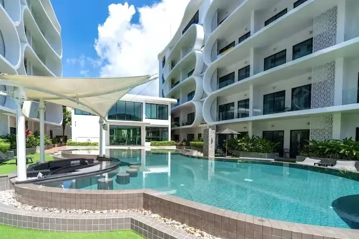 Pool View Duplex, Най Харн — бассейн под навесом у корпуса резиденции