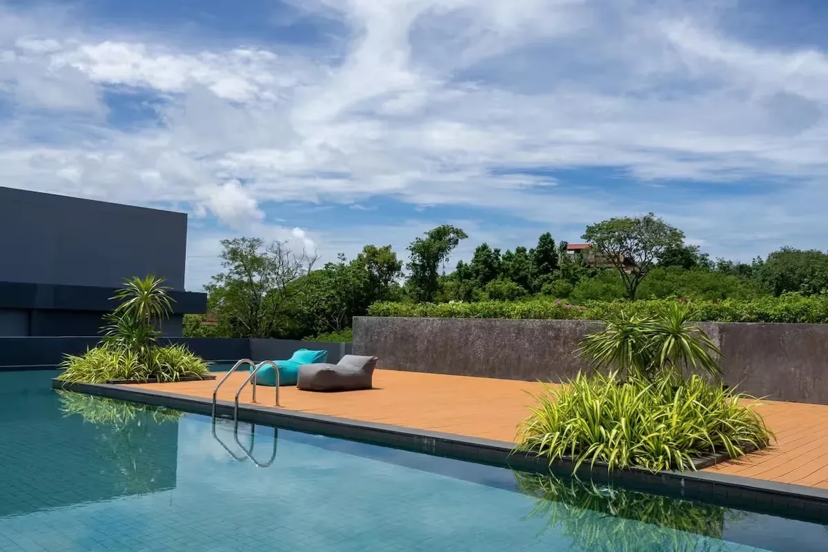 Pool View Duplex, Най Харн — бассейн на крыше с деревянным настилом