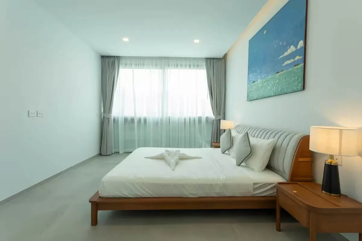 Civetta Grand Villa, Най Харн — спальня, вид от двери