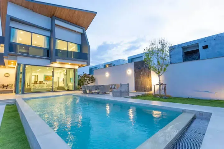 Civetta Grand Villa, Най Харн — вилла и бассейн в сумерках
