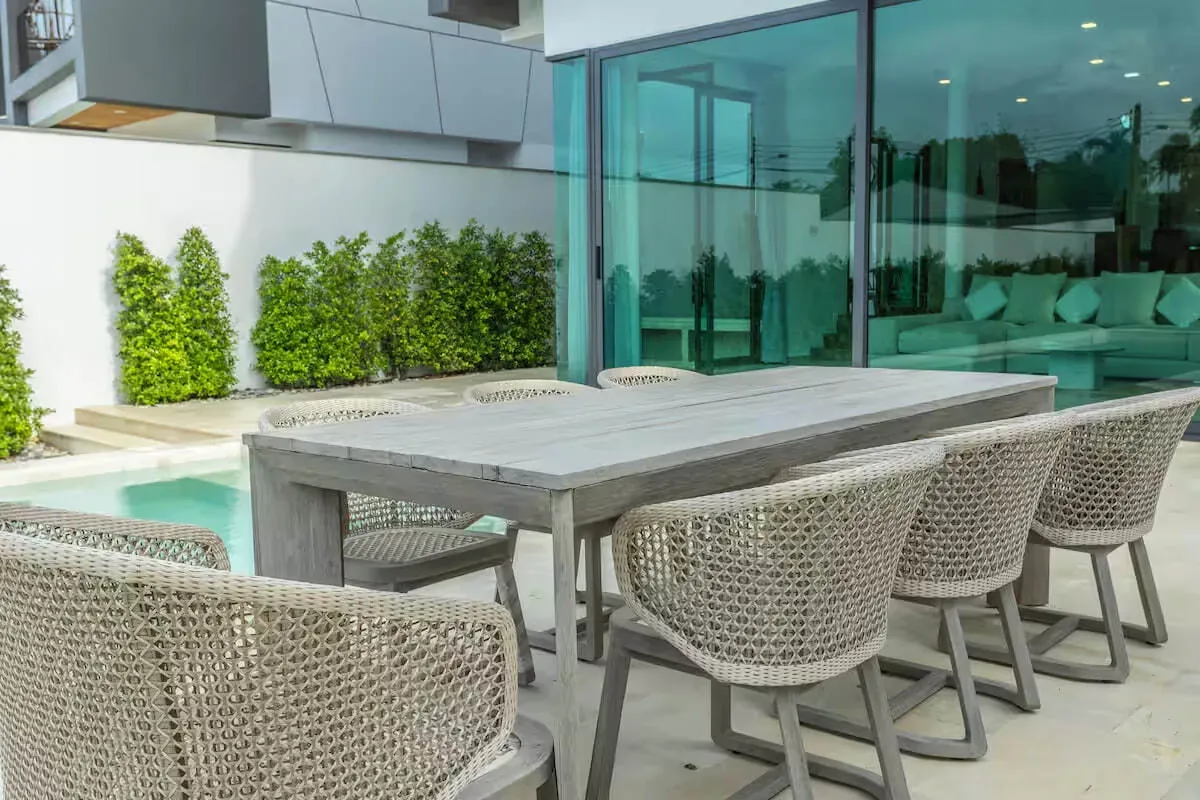 Civetta Grand Villa, Най Харн — обеденный стол у бассейна
