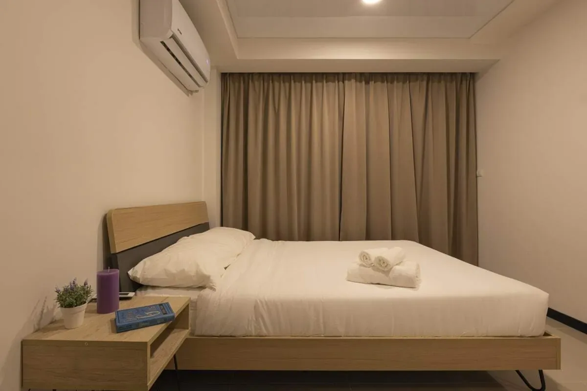 Студия 36 м², NBC Nai Harn — кровать у окна