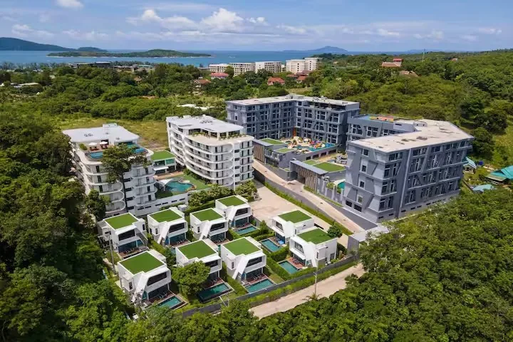 Tropical Luxe Condo, Най Харн — спальня с кондиционером и выходом в ванную