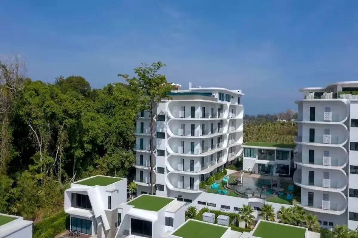 Tropical Luxe Condo, Най Харн — корпуса резиденции среди тропической зелени