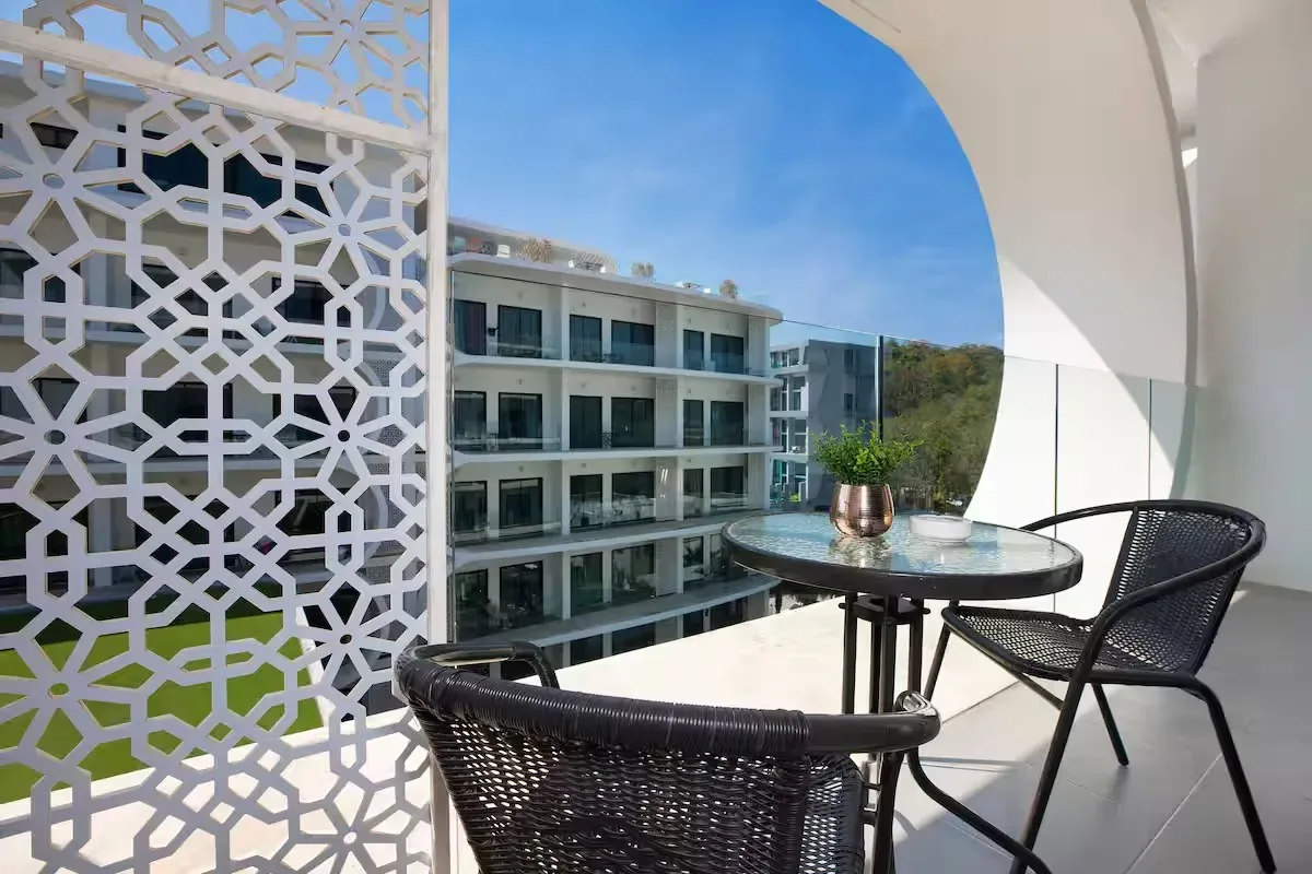 Tropical Luxe Condo, Най Харн — балкон со столиком и ажурной перегородкой