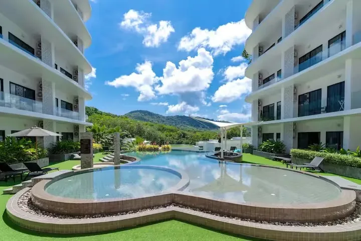Tropical Luxe Condo, Най Харн — бассейн в форме сердца между корпусами