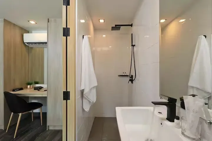 Pool Access Duplex, Най Харн — ванная с душевой и стеклянной перегородкой