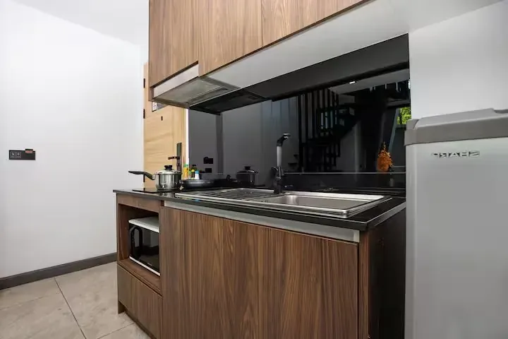 Pool Access Duplex, Най Харн — кухонный остров с плитой и вытяжкой