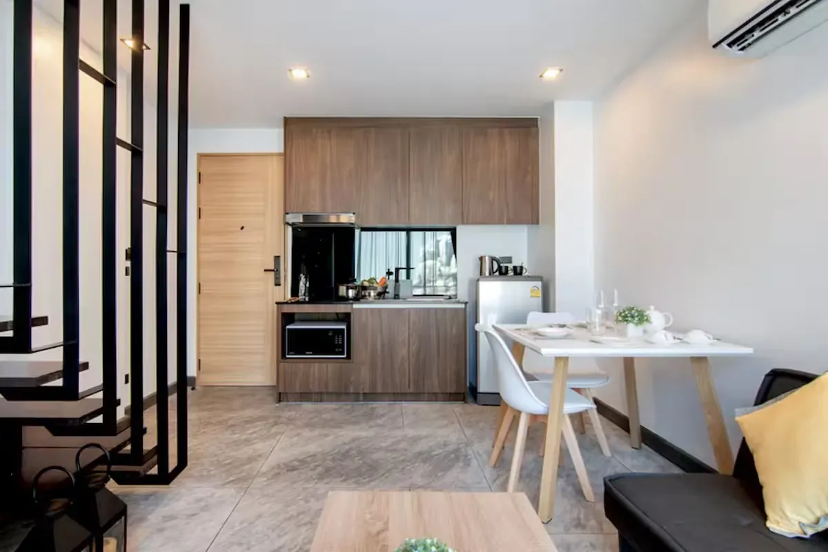 Pool Access Duplex, Най Харн — кухня и обеденная зона на первом уровне
